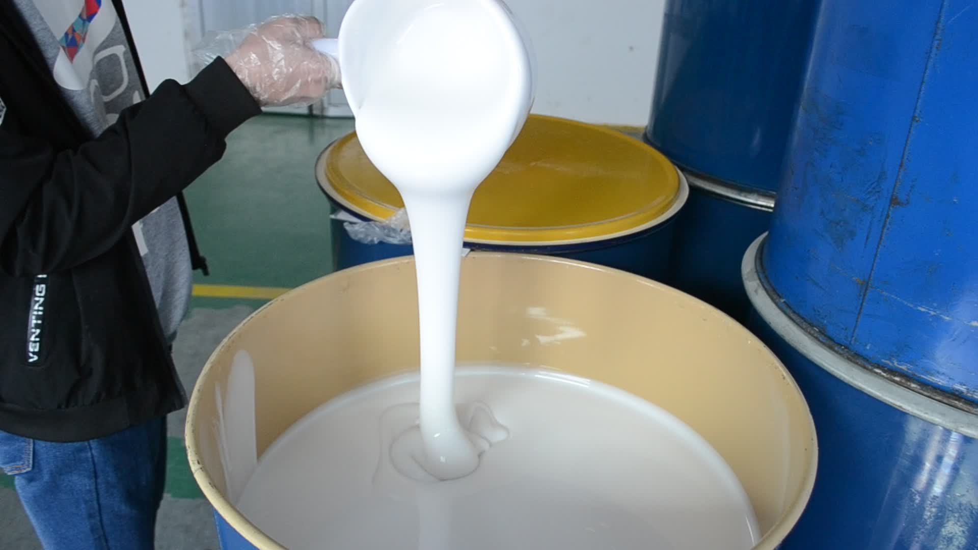 選購模具硅膠如何適應(yīng)小批量與大批量生產(chǎn)的靈活需求？